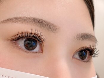 モンスティル(Mon Style)の写真/【マツエクでアイライン効果◎】ヘアカラーやカラコンに似合わせたカラーエクステで明るい印象のeyeへ♪
