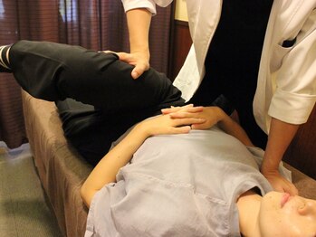 アキュモ整体ラボの写真/【姿勢矯正：内臓と頭蓋骨から整える】様々な所に通っても改善されなかった猫背、巻き肩の悩みにおすすめ◎