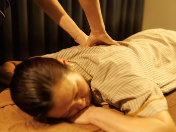 癒しの里の写真/【首/肩/背中/腰に!】経験豊富なスタッフが心地良い力加減で筋肉の緊張やコリをもみほぐす!整体60分¥3800～