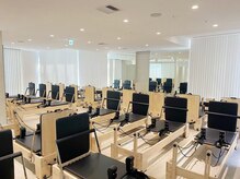 デイズ ピラティス プレミアム 心斎橋店(DAYS PILATES PREMIUM)の雰囲気（リフォーマー、ピラティスマシンなど、各種取り揃えております♪）