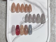 シンプルワンカラーなのにキラキラ輝き続けるフラッシュネイル