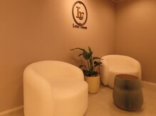 リュクスルーム(Luxe room)の雰囲気（カウンセリングルーム。コロンとしたフォルムのソファが印象的）