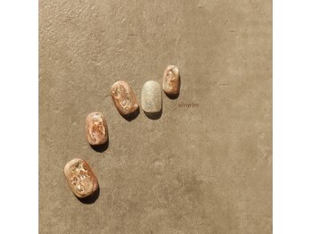 シルニー リム(Silny rim)/アシンメトリーニュアンスネイル