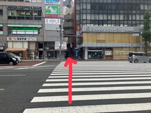 【2】目の前の横断歩道を渡り直進します。