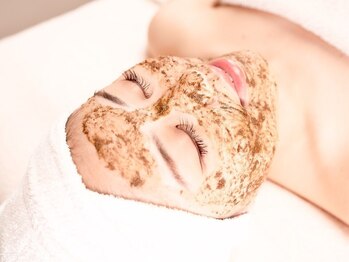 小顔フェイスラボ 西尾店(小顔 Face Labo.)の写真/赤み・ゆらぎ肌にも効果抜群の肌質改善！【小顔&整体コルギ×ハーブピーリング80分】毛穴・ニキビケアも◎