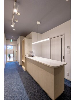 マリーローラン メンズルイズ(Marryrolan MensRuise)/清潔感のあるカウンター