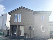 左側ブラウンの扉よりご来店ください。駐車場完備です◎