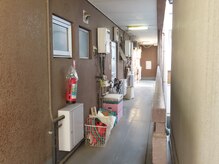 オアシス/通路の一番奥が当サロンです