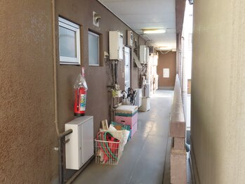 オアシス/通路の一番奥が当サロンです