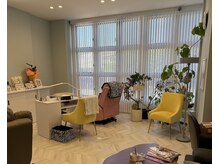 マムズネイルプラス(mam’s nail plus)の雰囲気(天井が高く、観葉植物に囲まれた広々としたゆとりあるサロンです)