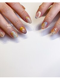 色が溶けて混ざり合うネイル