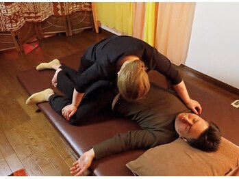 イーカナフ(E.KaNaFu)/タイ古式マッサージ～腰背中編～