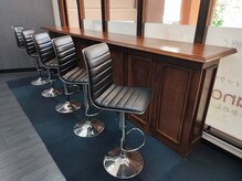 メンズディースタイル 首里店(Men's Dstyle)の雰囲気(【カフェのような店内】 営業時間 平日10~21時、土日祝10~18時)