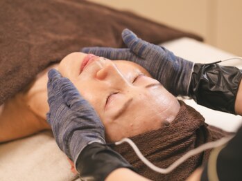 ココリラの写真/女性スタッフ◎<速功性×持続性>オールハンドでむくみ&ホウレイ線ケアで速功リフトアップ!理想の美小顔に♪