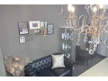 メンズ脱毛×肌管理サロン レグルスゼロ清水店 ヒゲ脱毛/VIO脱毛/全身脱毛/ピーリングの雰囲気(シャンデリアが印象的な落ち着いたエントランス)