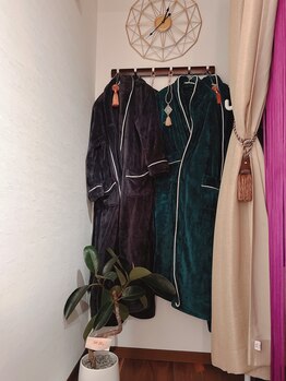 ユウリ(Yuuri)/施術中のお手洗いも高級ガウンで