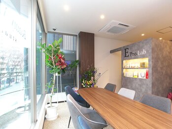 ビューティーマックス エースタジオ(Beauty MAX Astudio)/光の差し込む開放的な空間