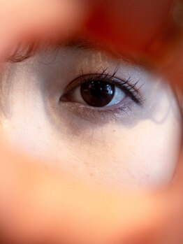 シアン(CYAN)の写真/【アイブロウスタイリングWAX4500円】垢抜け眉で印象がグッと変わる！お顔の印象を左右する眉毛を整えます