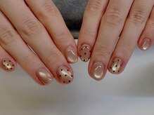クリームスタジオ(CREME STUDIO)/日常になじむドットネイル