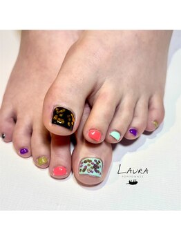 ローラポンポニー(Laura pomponnee)の写真/同時施術が可能!いつもと変わらないお時間で!感度の高い大人に向けたフットネイルをご提案!