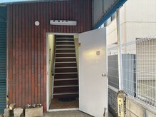 ルーム(ro-om)/建物右側に階段があります