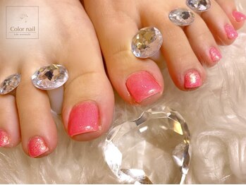カラーネイル(Color nail)の写真/これからの季節に向けて、足元を華やかにすることで気分もUP♪≪角質ケア/ハンドフット同時施術も可能！≫