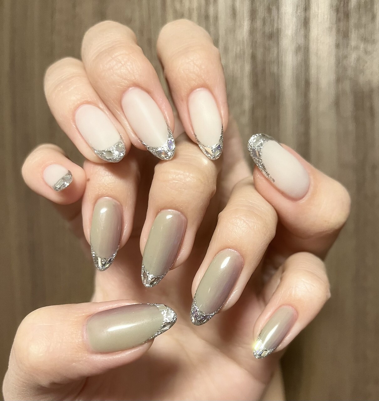 2025年-2026年冬トレンド】シアーホワイトのネイルデザイン集｜人気順