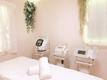 セイン(Sein)/白を基調とした施術台