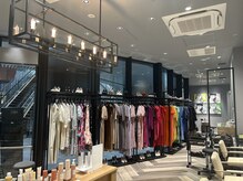 ヘアドレッサー バイ アトリエはるか 渋谷サクラステージ店(HAIR DRESSER)の雰囲気（広々とした店内で落ち着いた雰囲気です。）