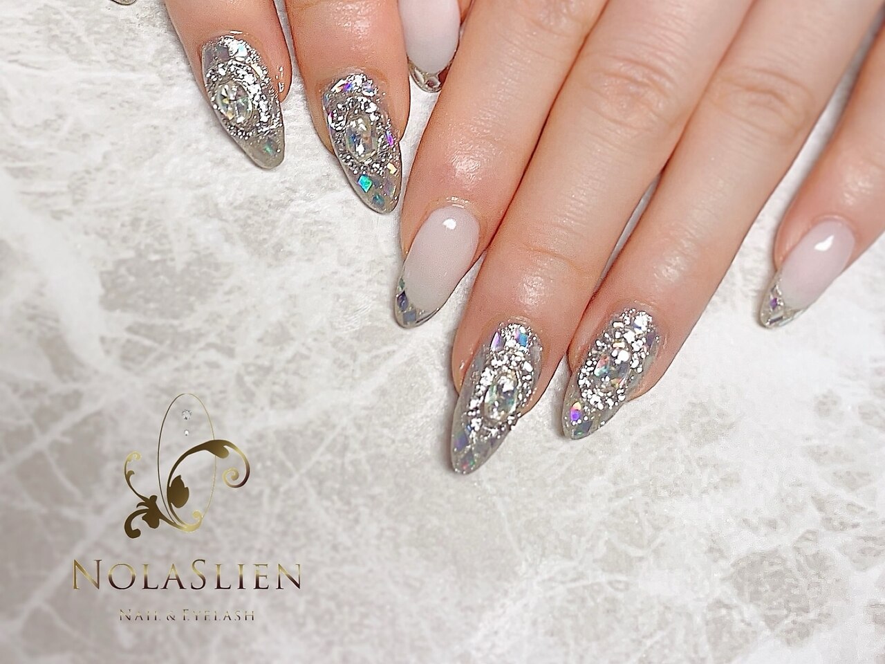 2025年-2026年冬トレンド】シルバーフレンチのネイルデザイン集｜人気