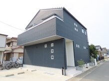 アンソレイユ(ensoleille)の雰囲気（サロン建物北側に階段があります。階段を上がり２階です。）