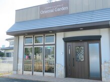 オリエンタルガーデン(Oriental Garden)の雰囲気（外の明るさの入ってくる、大きなガラス窓の開放的な入口です。）