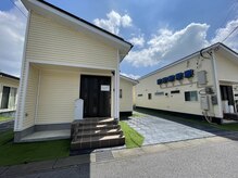 黄色の平屋で駐車場は2台ございます。