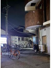 ひつじのゆめ/建物の入り口（遠） 夜ver．
