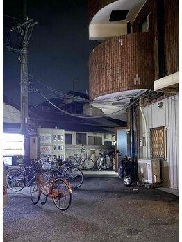 ひつじのゆめ/建物の入り口（遠） 夜ver．