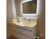 ケーブロッサムビューティーサロン(K Blossom Beauty Salon)の雰囲気（パウダールーム☆横には机と椅子もありメイク直しもできます！）