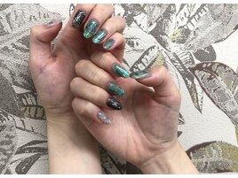 キラキラ透け感ネイル