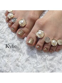 カイリー(Kylie)/冬のキラキラフットネイル