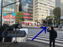 サロンマティス(SALON MATHIS)/駅を出て信号をまっすぐ進みます