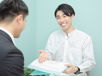 スリー(THREE)/男性スタッフがサポート