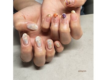 シルニー リム(Silny rim)/アシンメトリーニュアンスネイル