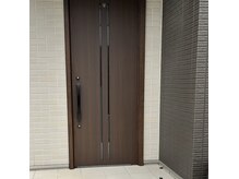 ミント(minto)の雰囲気(玄関ドア茶色の家です。)