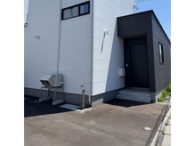 ヴォアラクテ(voie lactee)の雰囲気(外観です。縦列でご駐車お願い致します。)