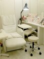 ネイルサロン チェリッシュ(Nailsalon Cherish)&nbsp;白を基調とした店内でリクライニングシートのリラックス空間