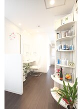 マロー(Mallow)/白と茶色を基調としたサロン