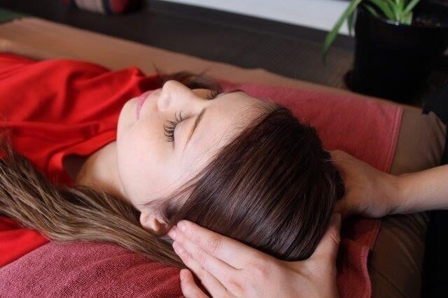 ◆ずぼらヘッド100分【もみほぐし80分+頭皮顔ツボ20分】\6750円