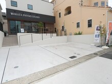 ワカタフィジオスタジオ(WAKATA PHYSIO STUDIO)の雰囲気（平日21:00までOPEN！お仕事帰りにもお越しください!駐車場完備◎）