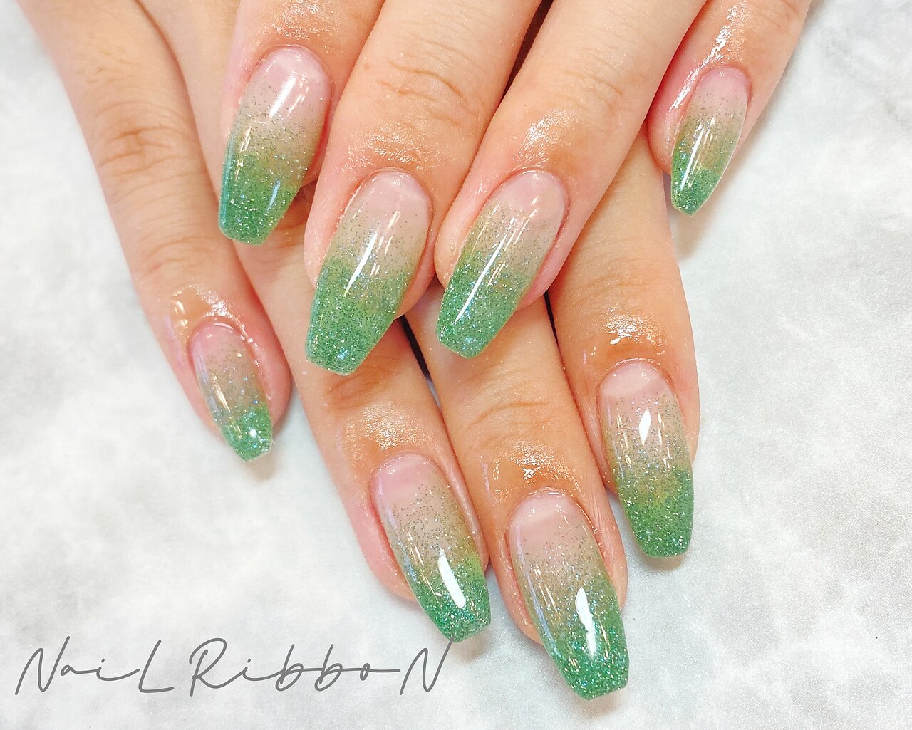 2025年-2026年冬トレンド】ラメグラデーションのネイルデザイン集