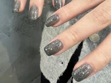 ノラ ミナミアオヤマ(NORA MINAMIAOYAMA)/透け感グレーにキラキララメ