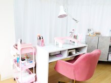 ピンクでガーリーな店内。ふかふかチェアでおくつろぎください！